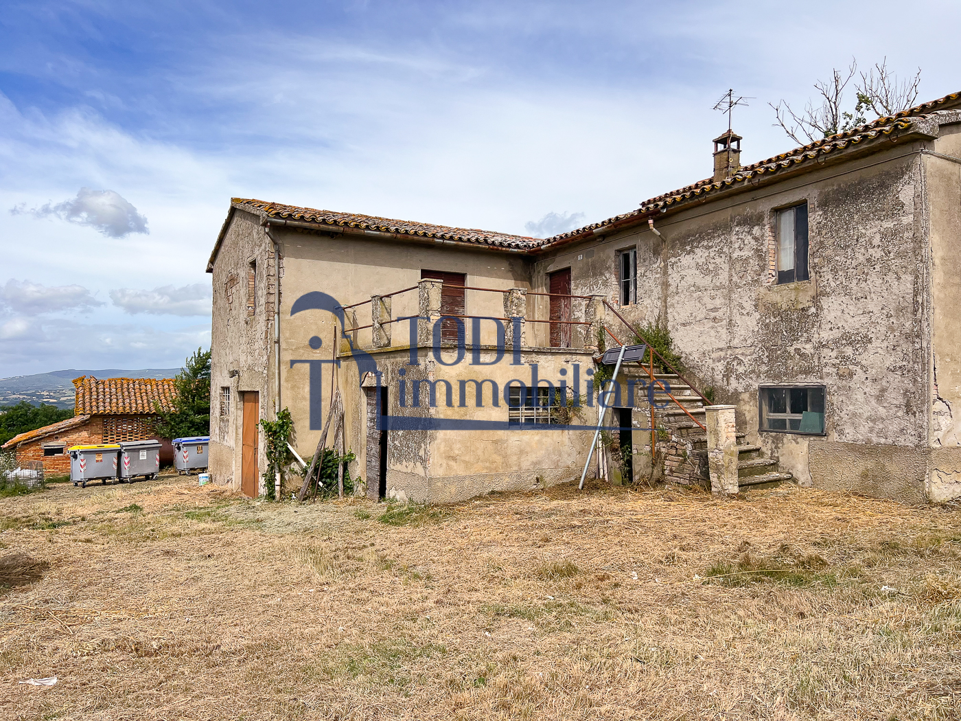 Casale da ristrutturare in posizione panoramica - Todi Immobiliare