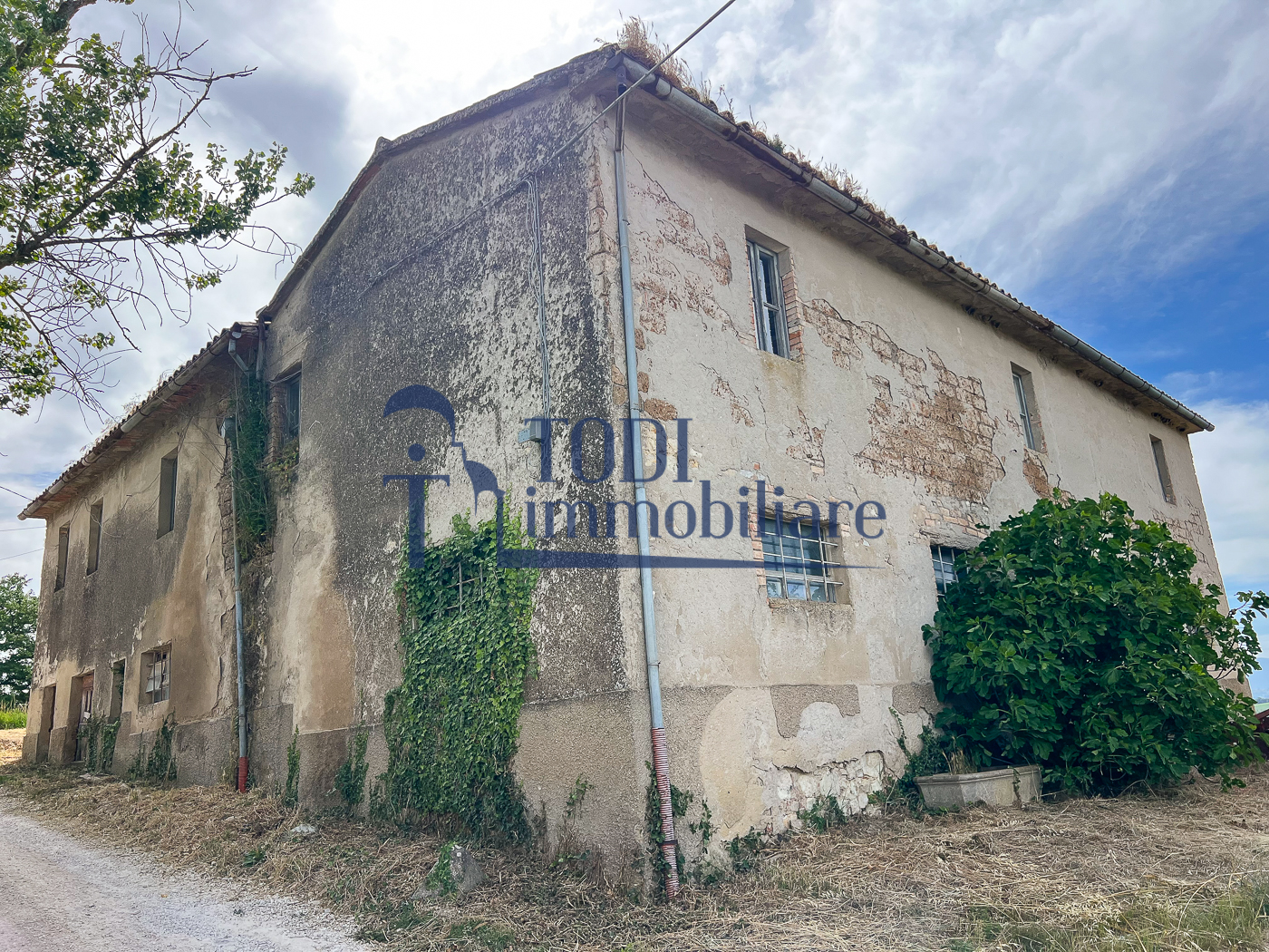 Casale da ristrutturare in posizione panoramica - Todi Immobiliare