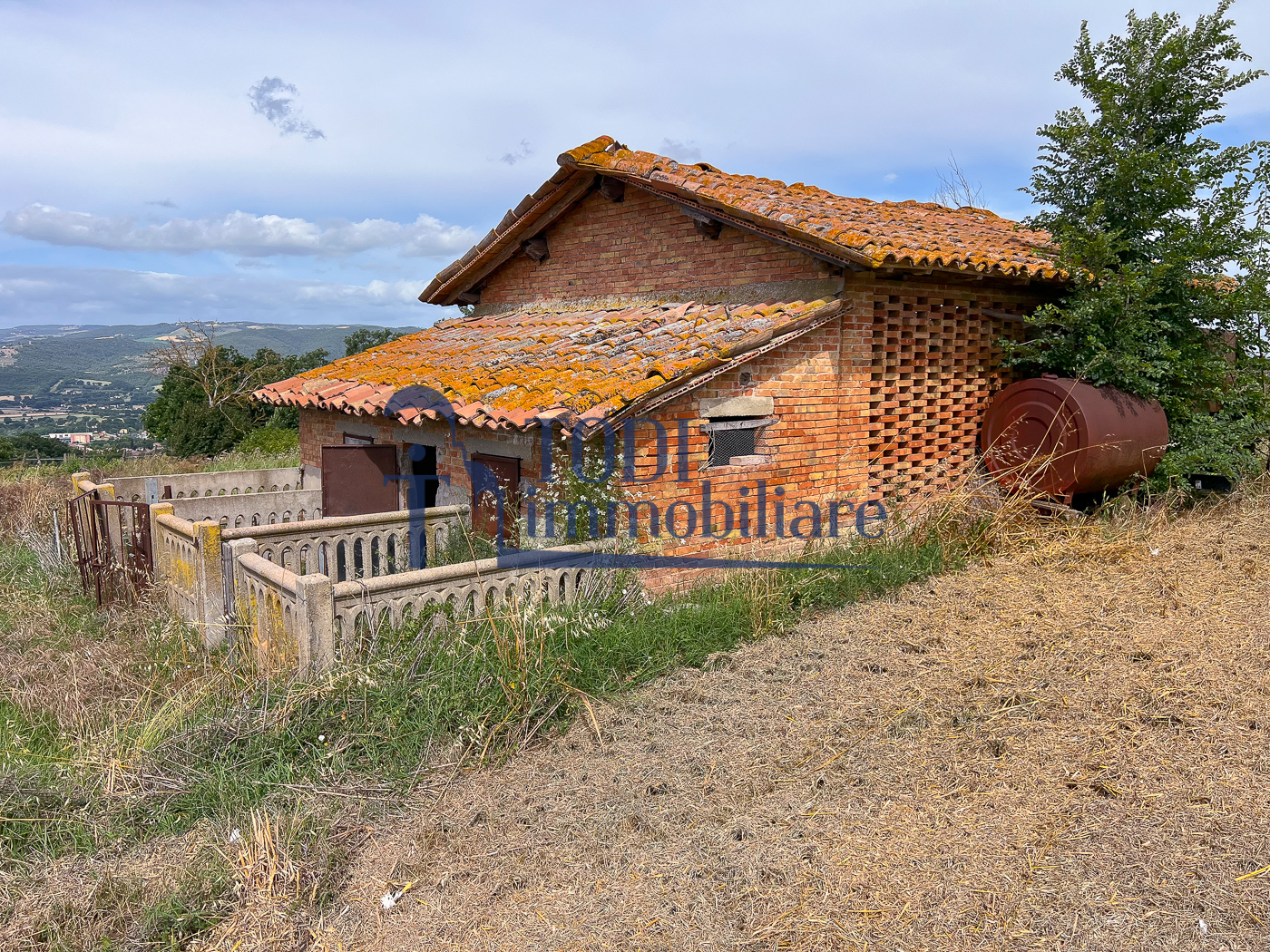 Casale da ristrutturare in posizione panoramica - Todi Immobiliare