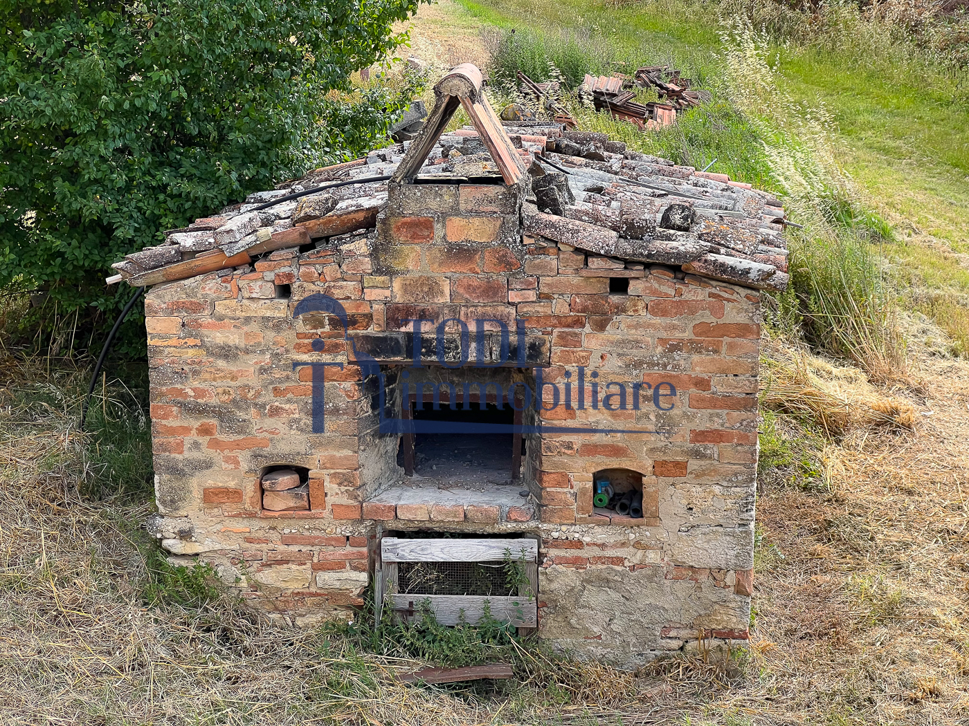 Casale da ristrutturare in posizione panoramica - Todi Immobiliare