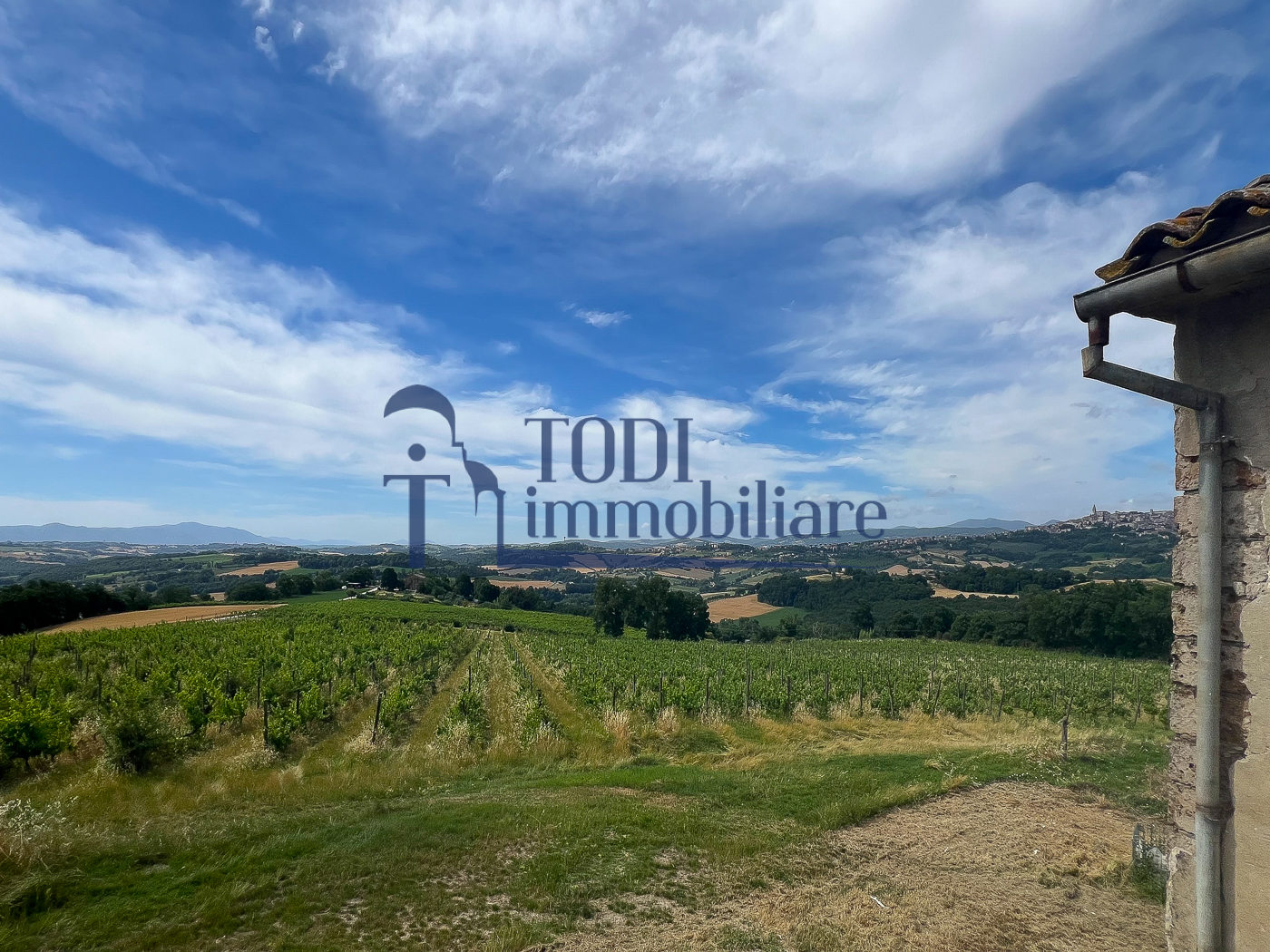 Casale da ristrutturare in posizione panoramica - Todi Immobiliare