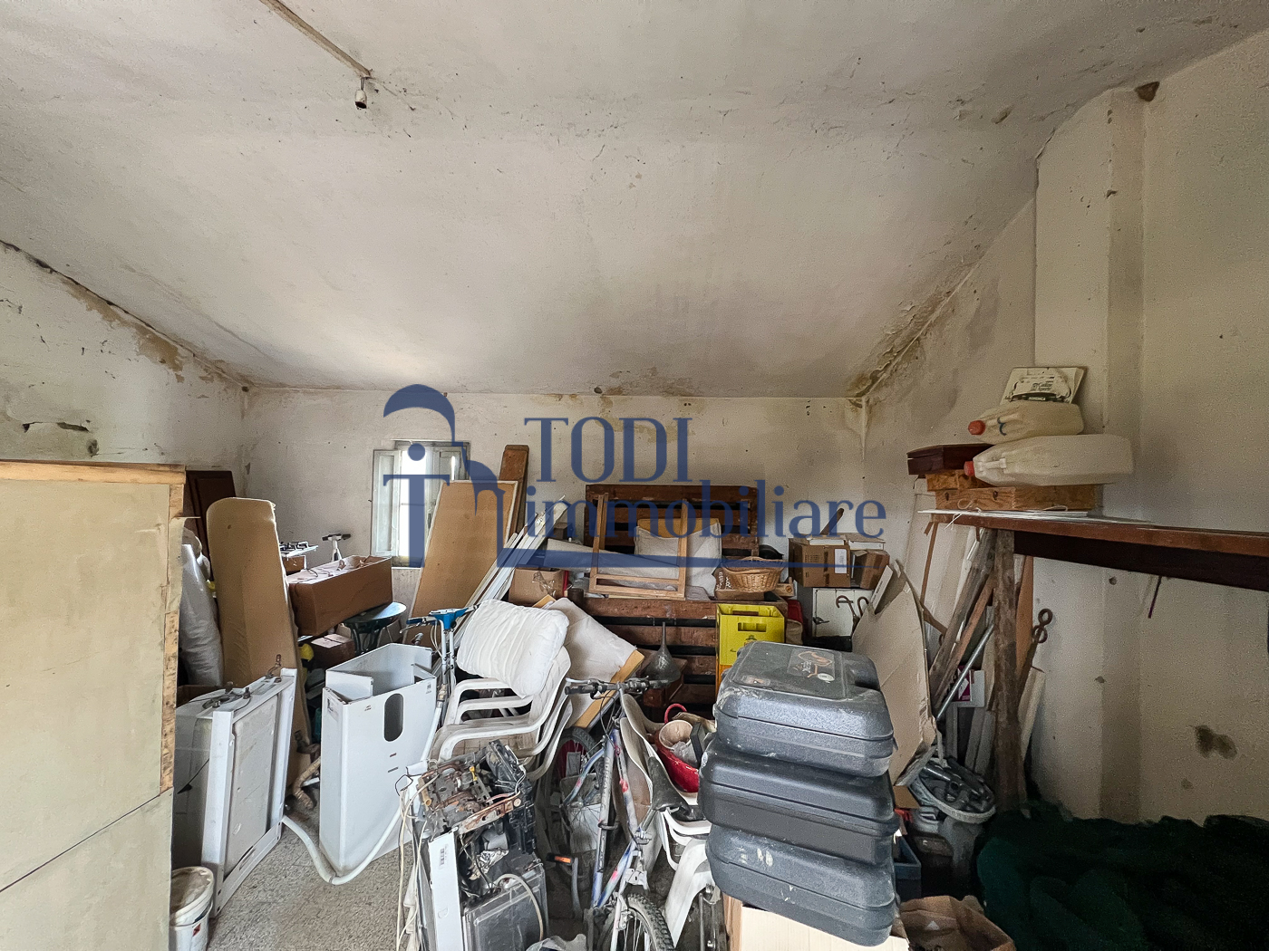 Casale da ristrutturare in posizione panoramica - Todi Immobiliare