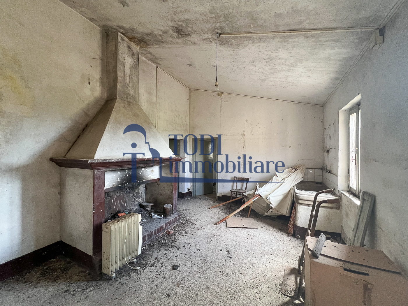 Casale da ristrutturare in posizione panoramica - Todi Immobiliare