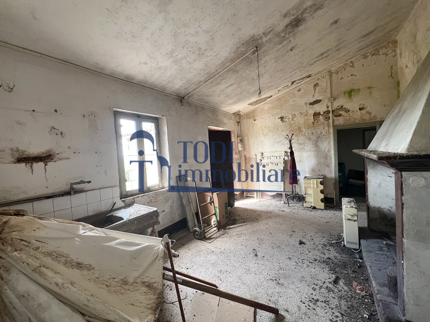 Casale da ristrutturare in posizione panoramica - Todi Immobiliare