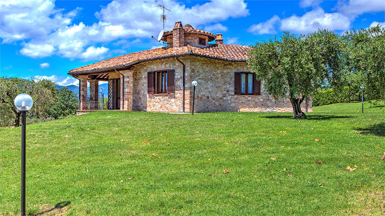 Amelia - Casale ristrutturato 250 mq con Piscina e oliveto - Todi Immobiliare