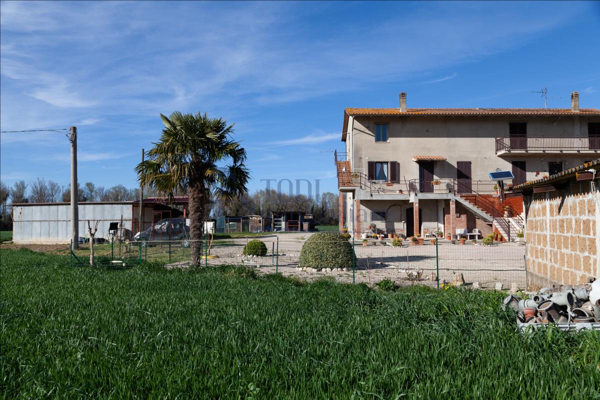Porzione di Bifamiliare con terreno esclusivo. - Todi Immobiliare