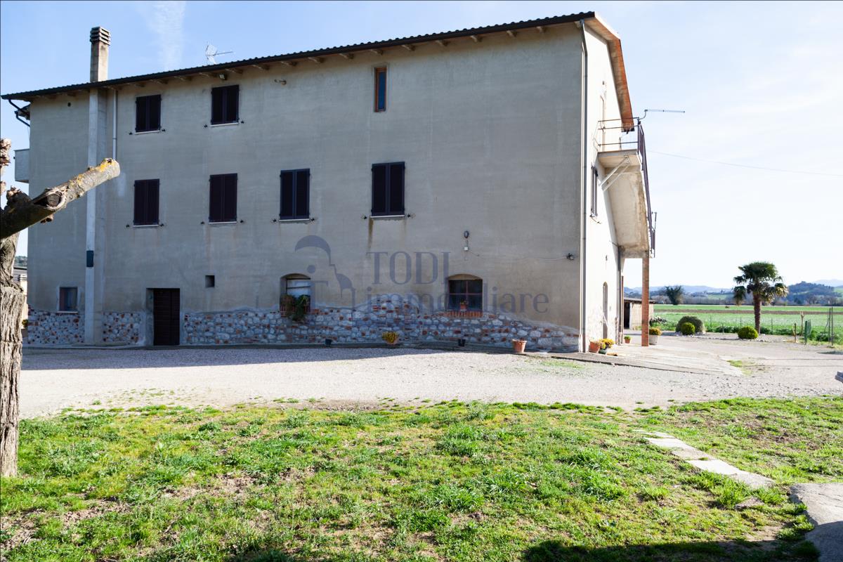 Porzione di Bifamiliare con terreno esclusivo. - Todi Immobiliare
