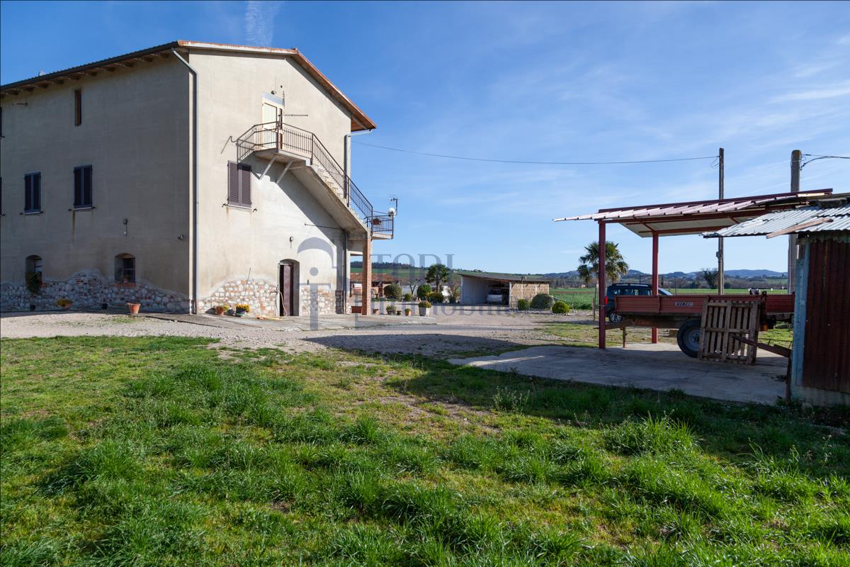 Porzione di Bifamiliare con terreno esclusivo. - Todi Immobiliare