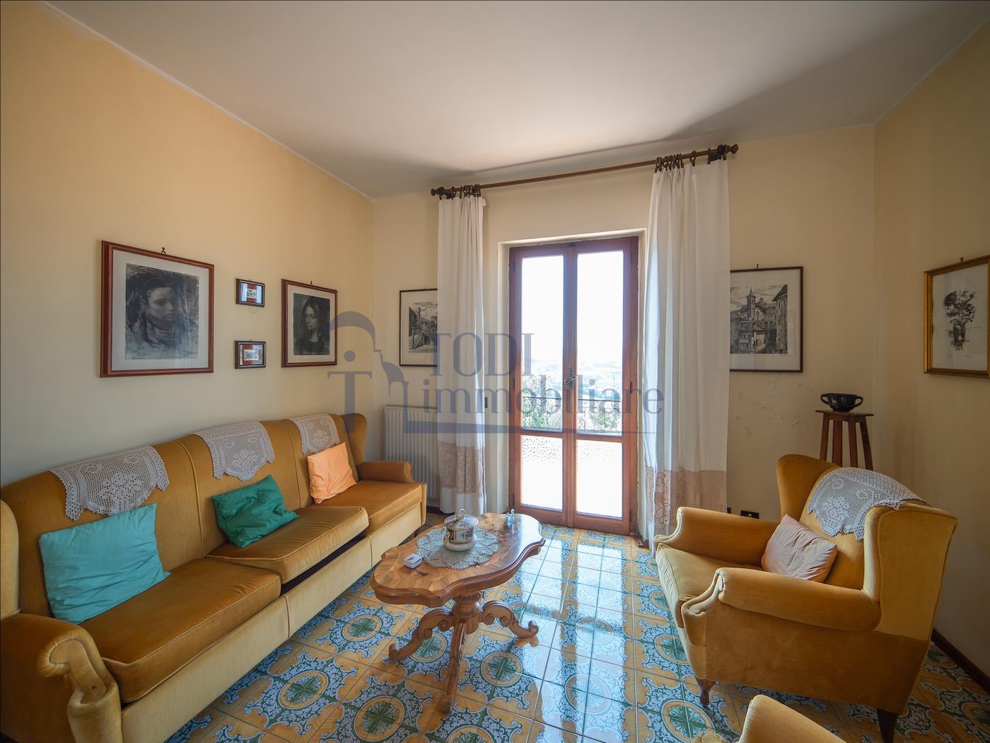 Villa singola con terreno privato, appartamento indipendente e dependance. - Todi Immobiliare