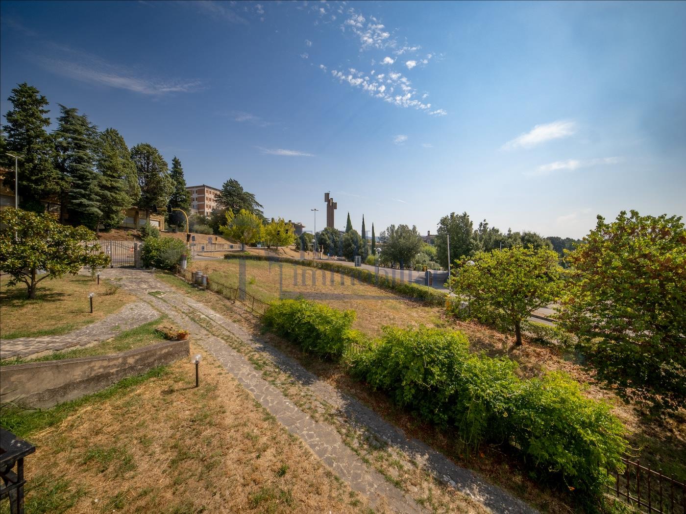 Villa singola con terreno privato, appartamento indipendente e dependance. - Todi Immobiliare