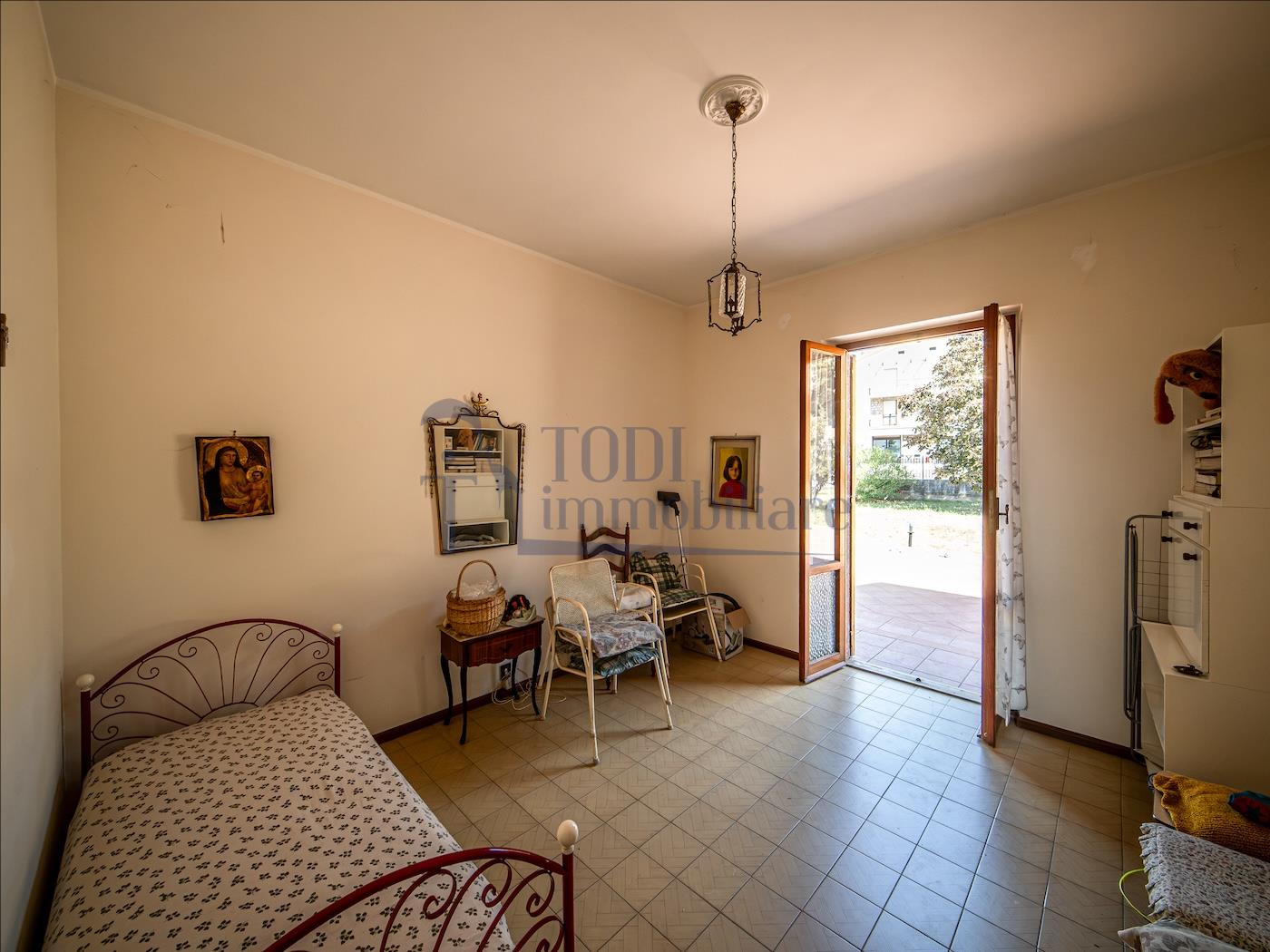 Villa singola con terreno privato, appartamento indipendente e dependance. - Todi Immobiliare