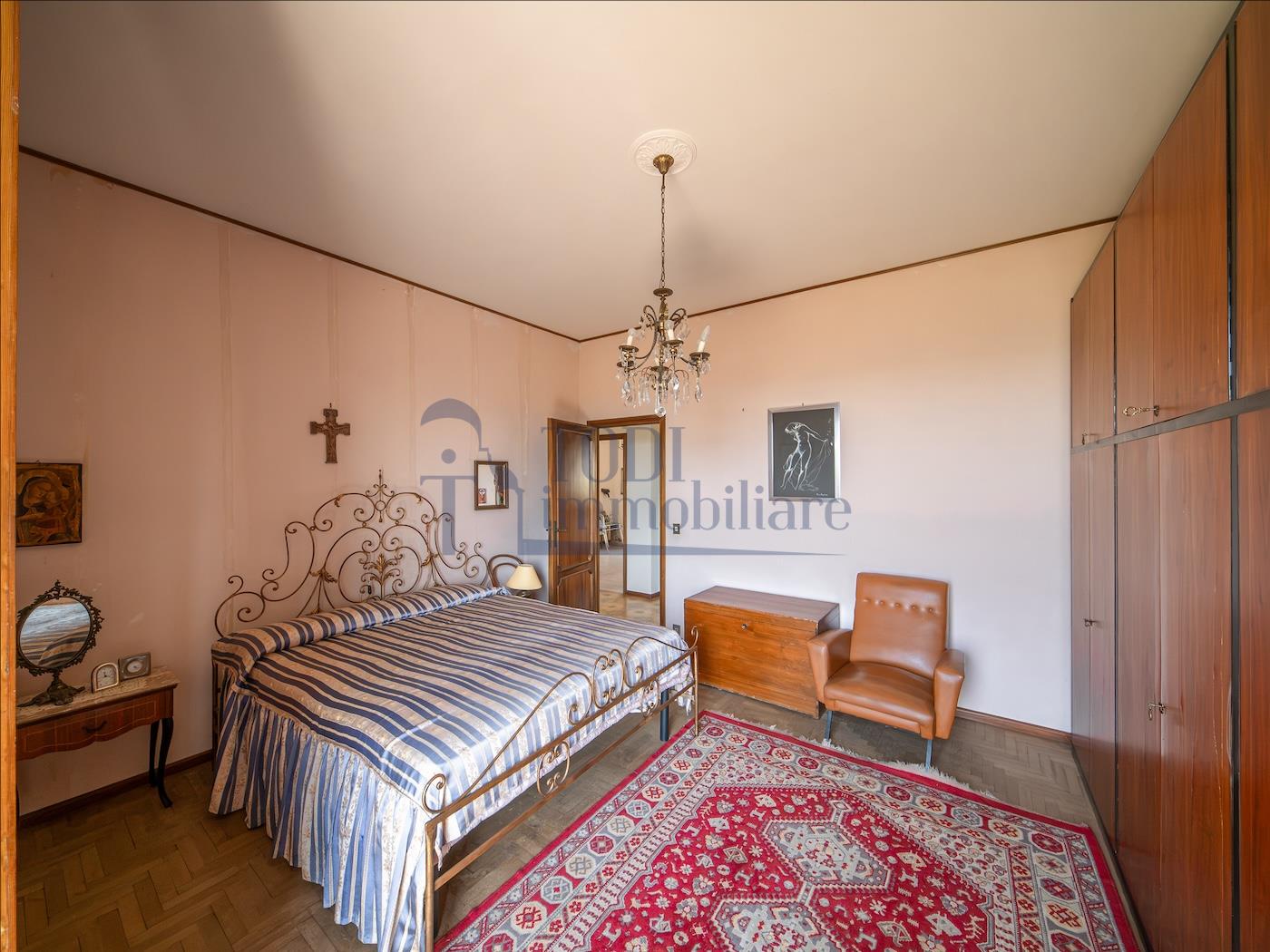 Villa singola con terreno privato, appartamento indipendente e dependance. - Todi Immobiliare