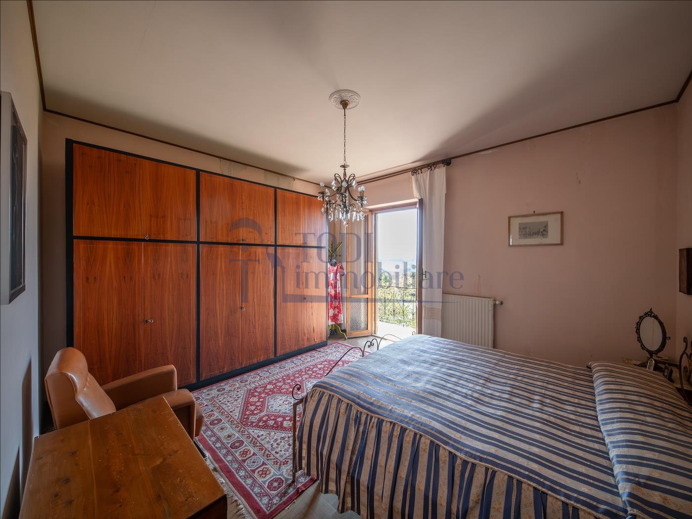 Villa singola con terreno privato, appartamento indipendente e dependance. - Todi Immobiliare