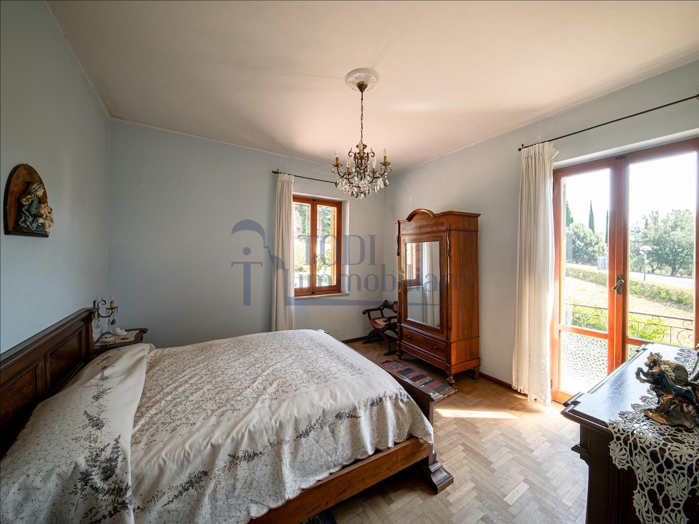 Villa singola con terreno privato, appartamento indipendente e dependance. - Todi Immobiliare