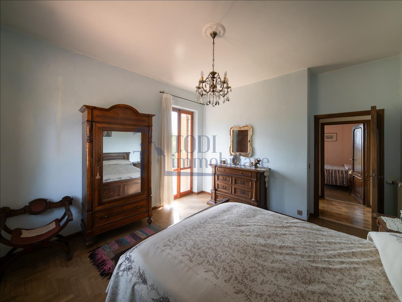 Villa singola con terreno privato, appartamento indipendente e dependance. - Todi Immobiliare