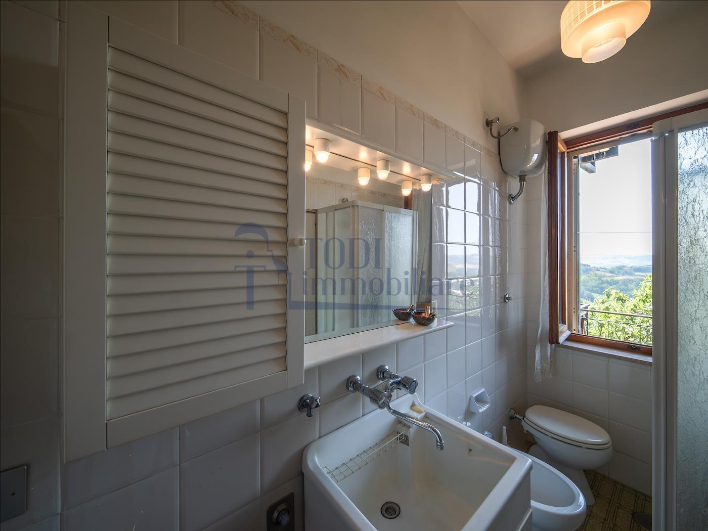 Villa singola con terreno privato, appartamento indipendente e dependance. - Todi Immobiliare