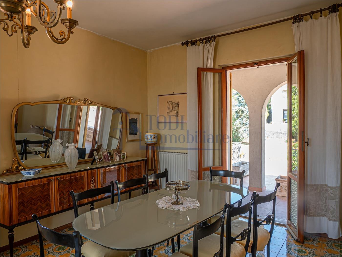 Villa singola con terreno privato, appartamento indipendente e dependance. - Todi Immobiliare