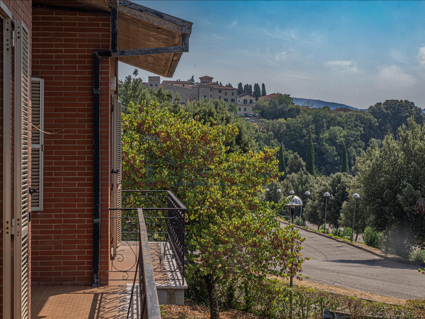 Villa singola con terreno privato, appartamento indipendente e dependance. - Todi Immobiliare