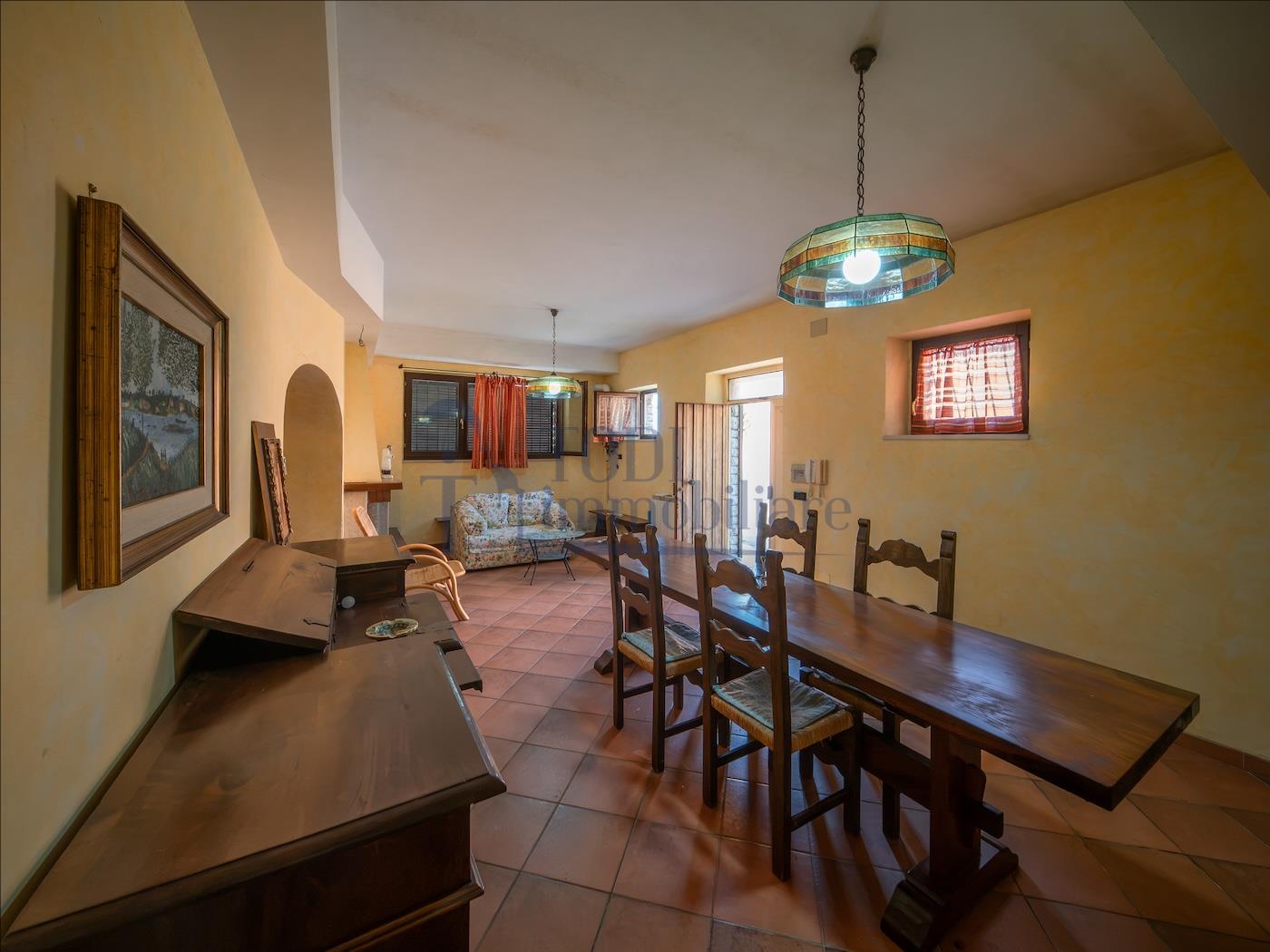 Villa singola con terreno privato, appartamento indipendente e dependance. - Todi Immobiliare