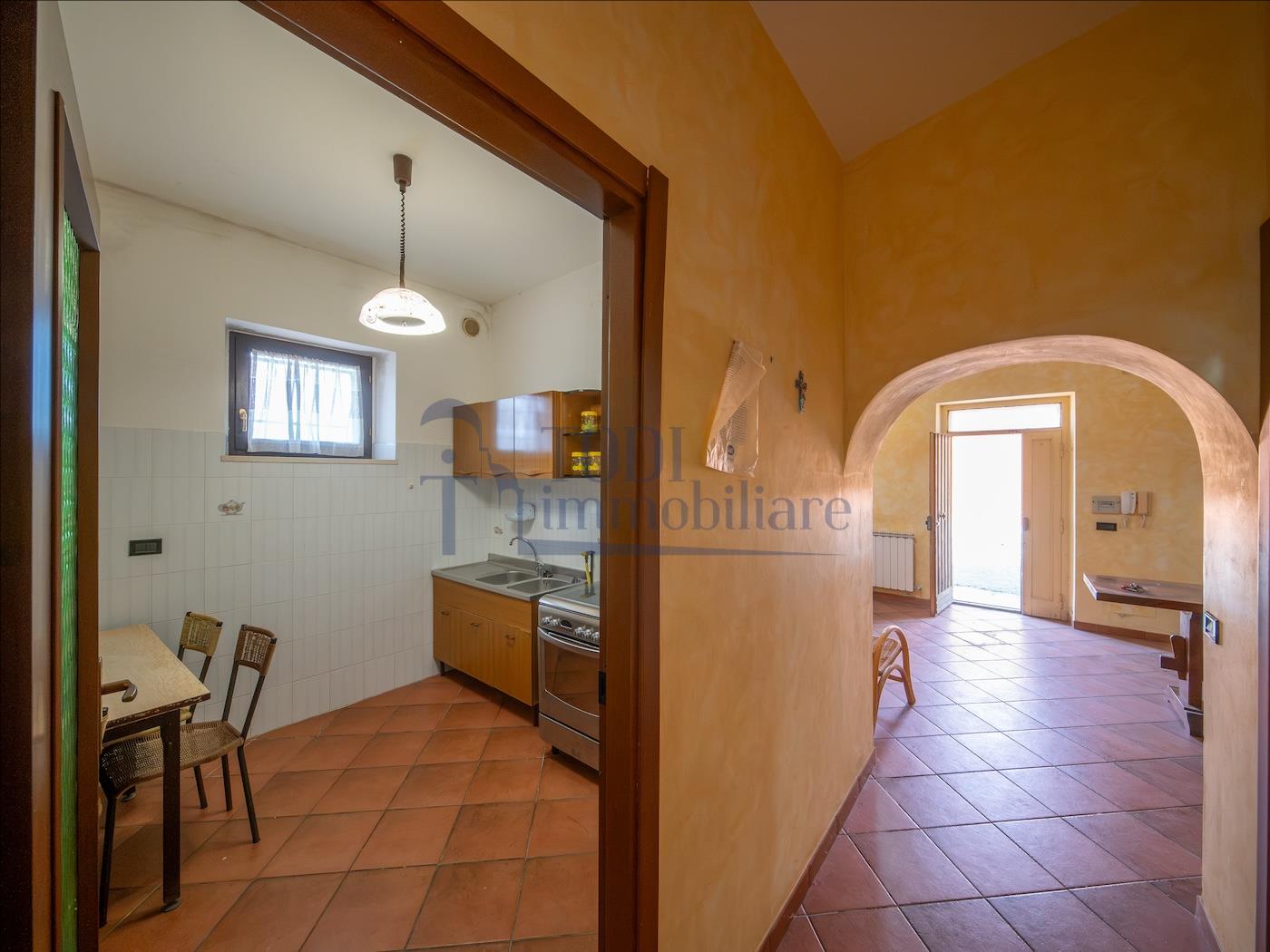Villa singola con terreno privato, appartamento indipendente e dependance. - Todi Immobiliare