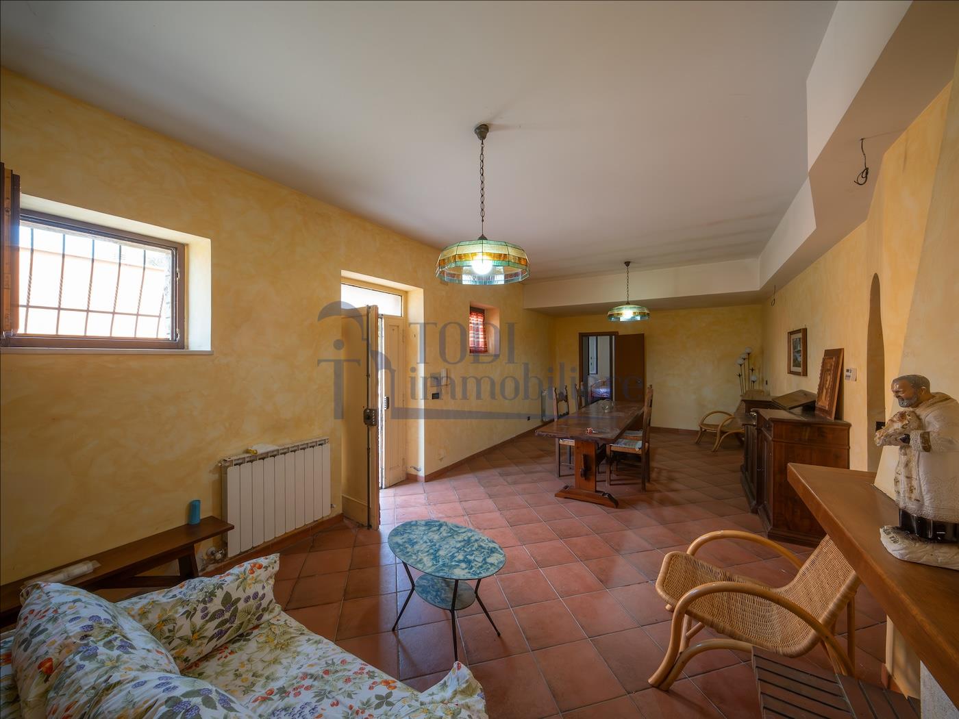 Villa singola con terreno privato, appartamento indipendente e dependance. - Todi Immobiliare