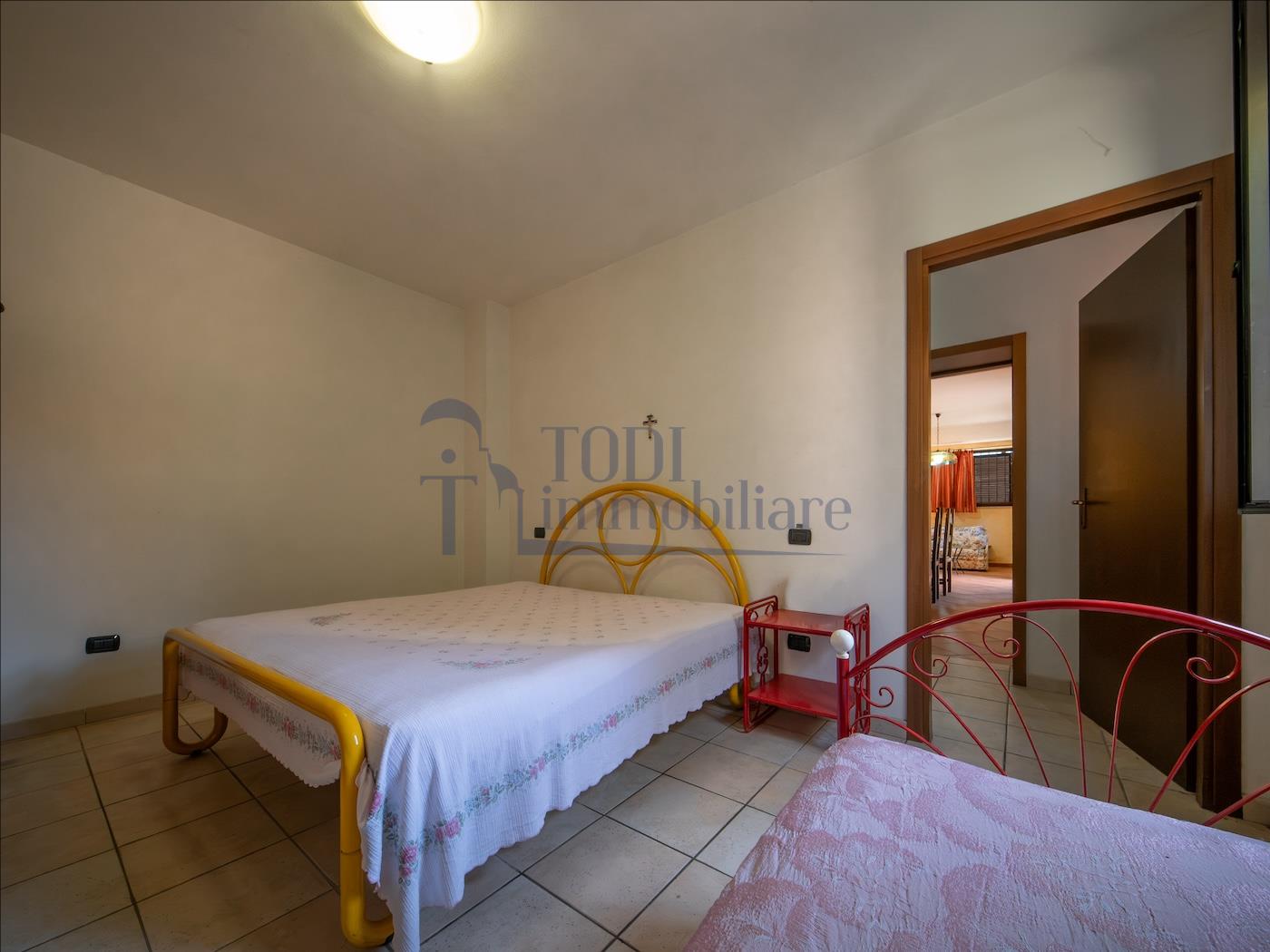 Villa singola con terreno privato, appartamento indipendente e dependance. - Todi Immobiliare