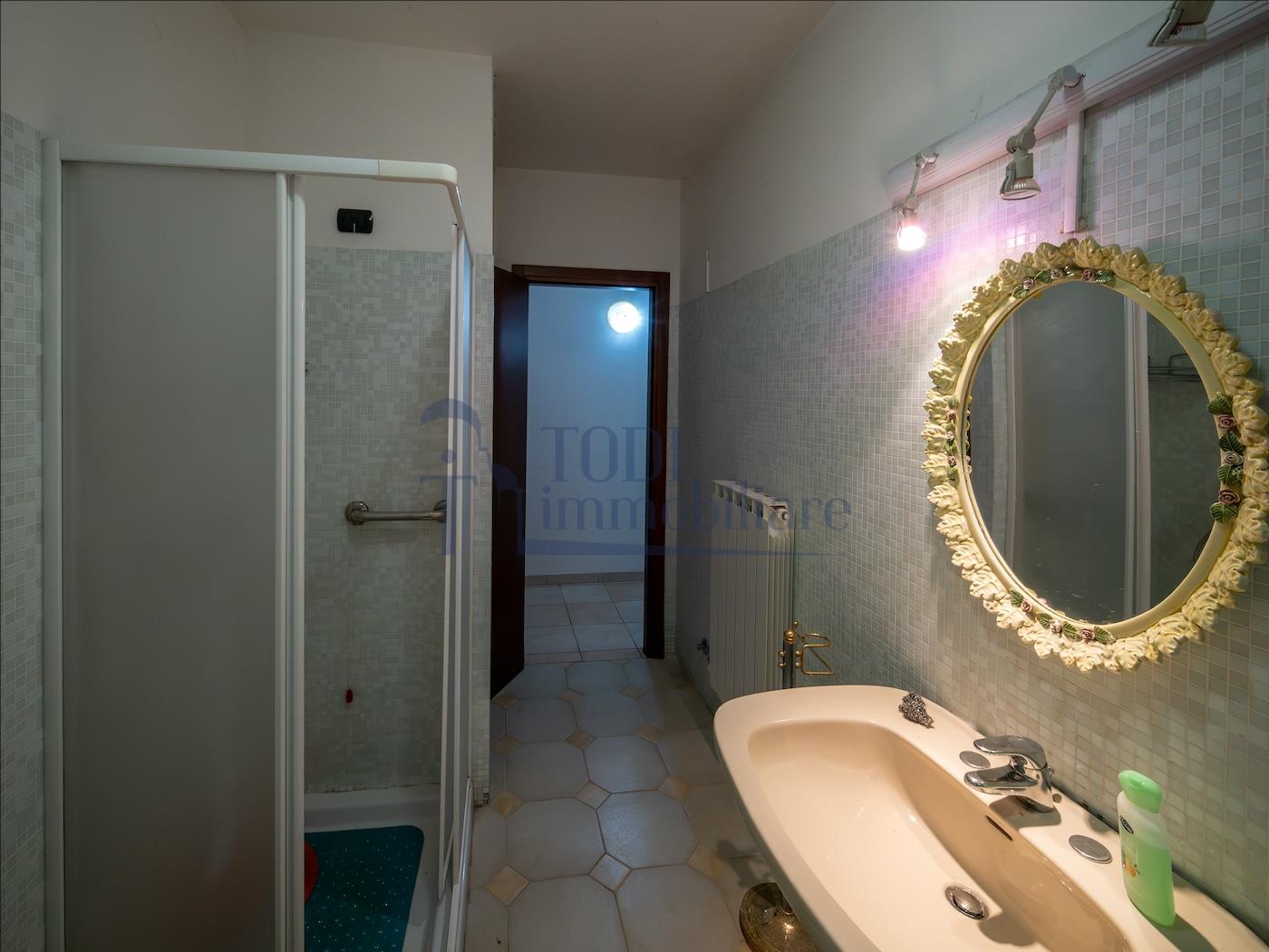Villa singola con terreno privato, appartamento indipendente e dependance. - Todi Immobiliare