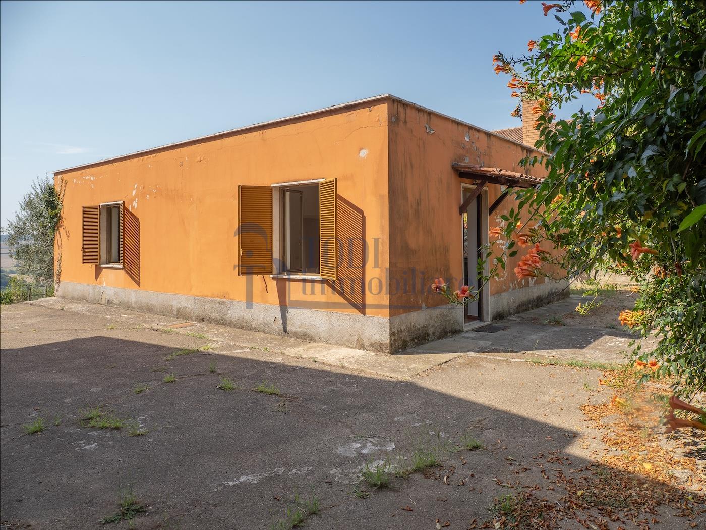 Villa singola con terreno privato, appartamento indipendente e dependance. - Todi Immobiliare