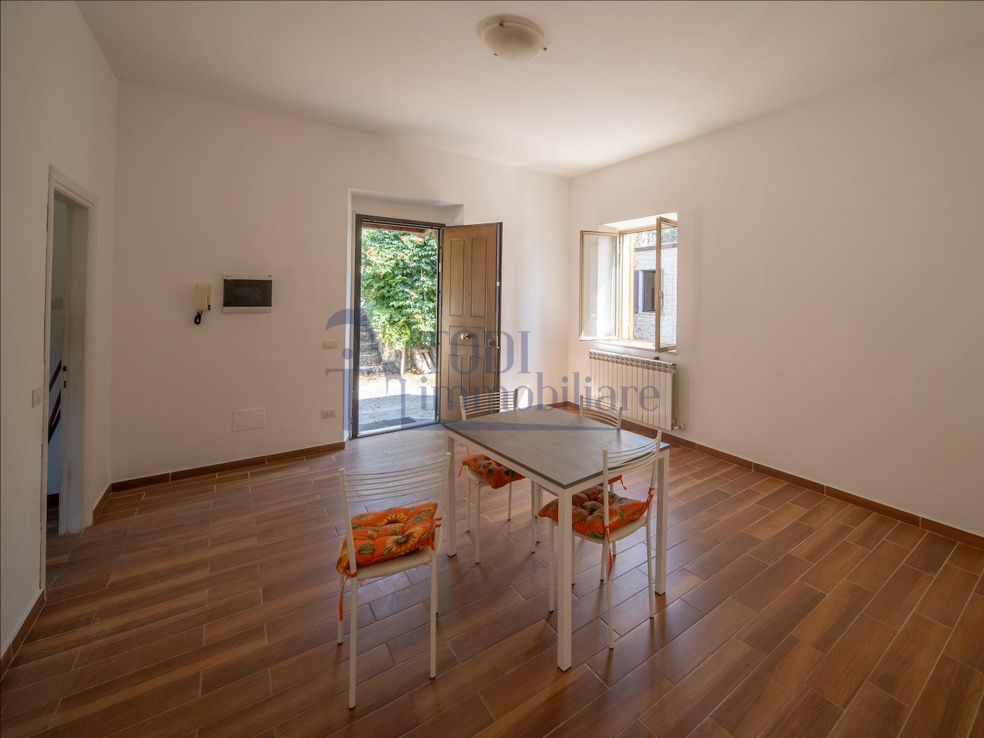 Villa singola con terreno privato, appartamento indipendente e dependance. - Todi Immobiliare
