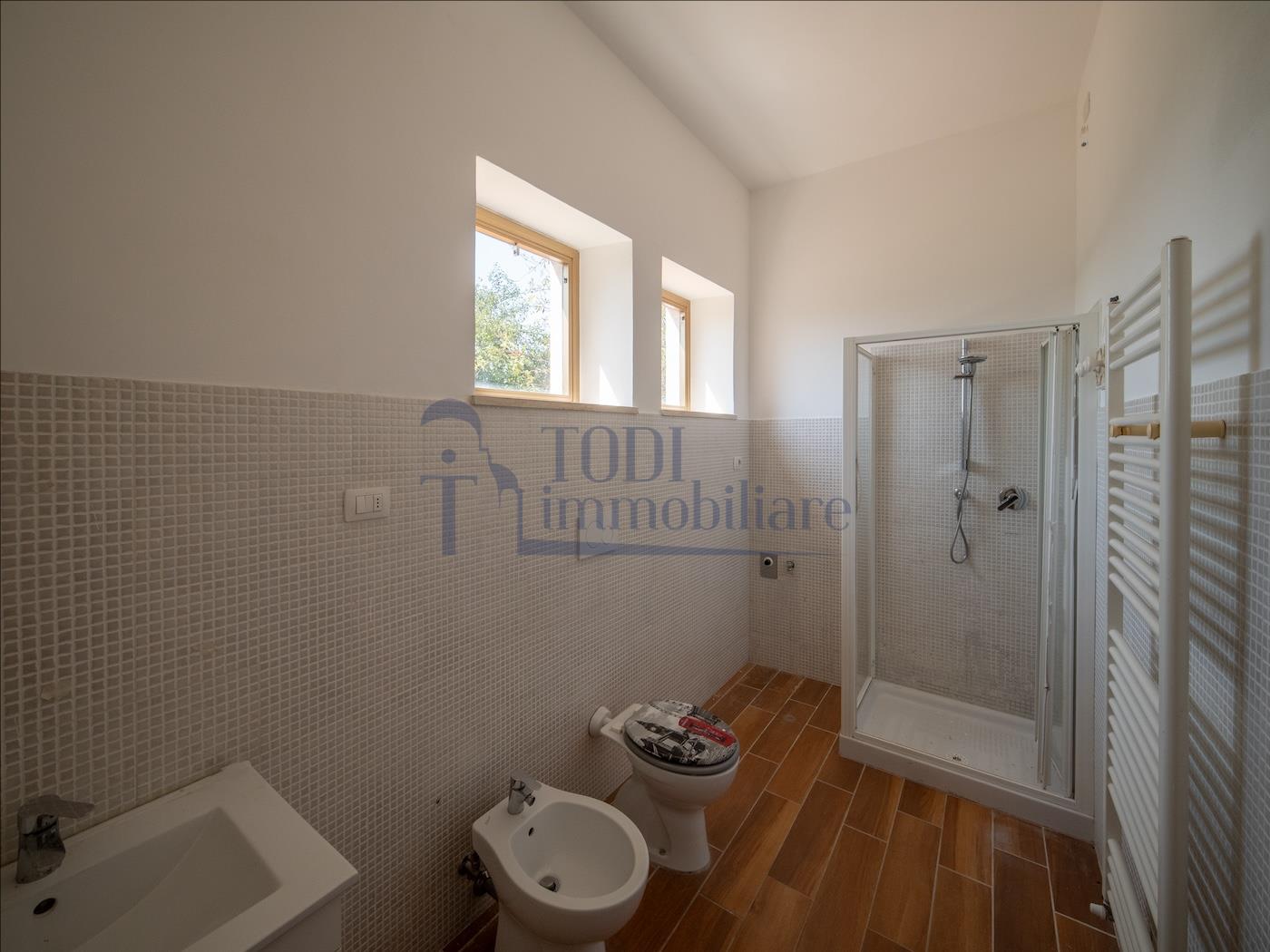 Villa singola con terreno privato, appartamento indipendente e dependance. - Todi Immobiliare