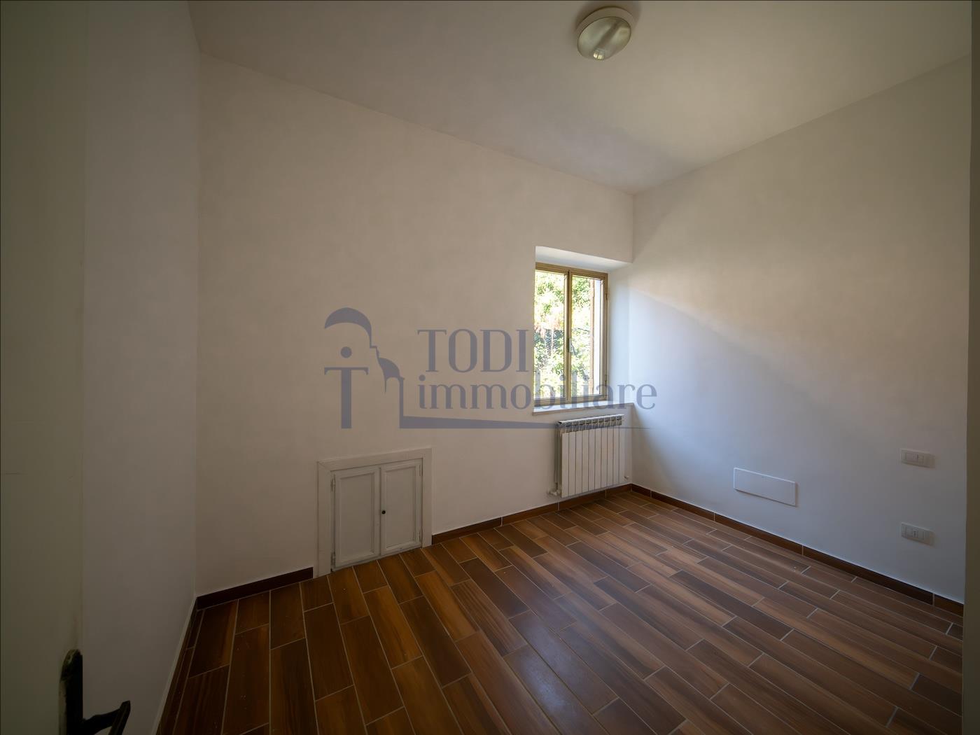 Villa singola con terreno privato, appartamento indipendente e dependance. - Todi Immobiliare