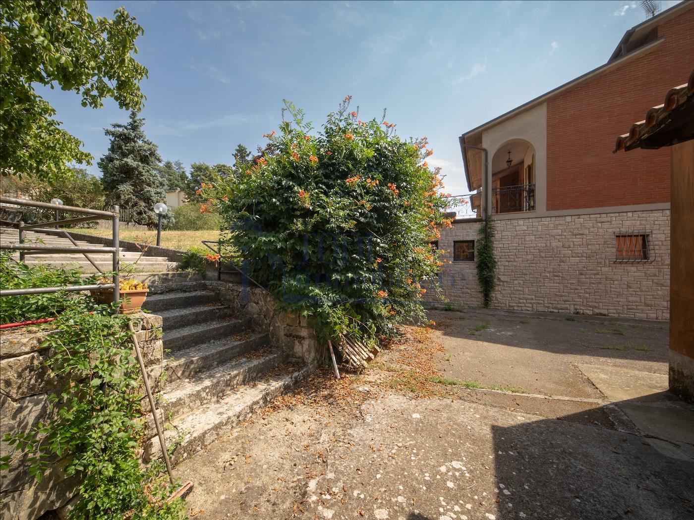 Villa singola con terreno privato, appartamento indipendente e dependance. - Todi Immobiliare