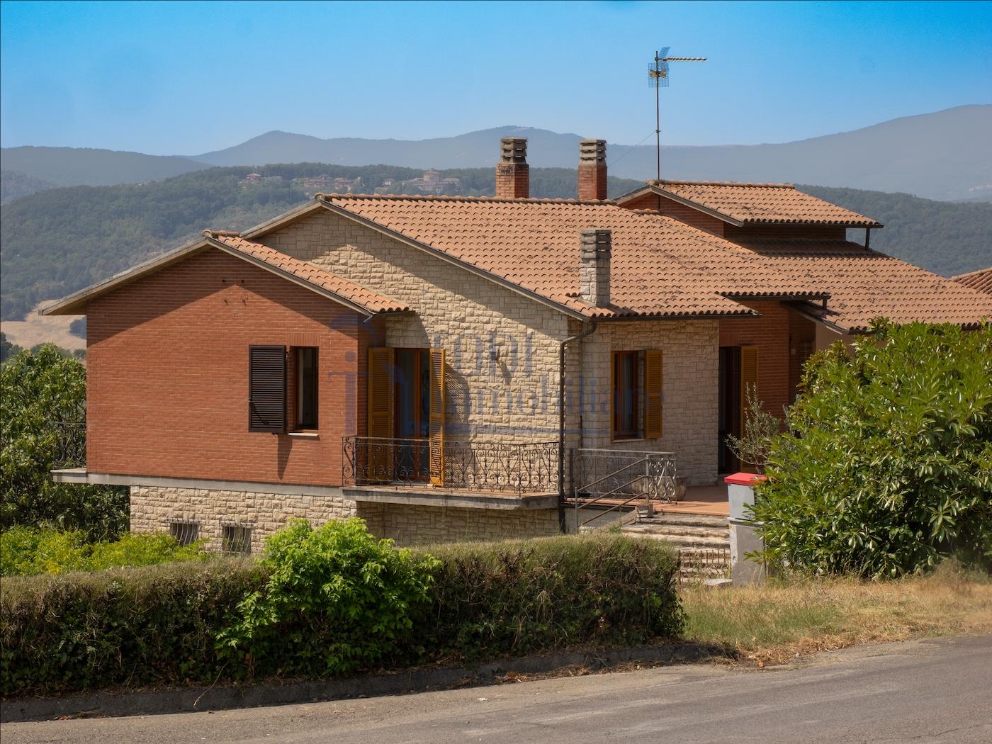 Villa singola con terreno privato, appartamento indipendente e dependance. - Todi Immobiliare