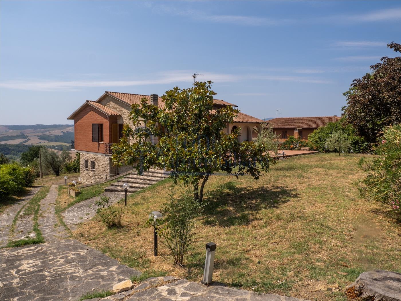 Villa singola con terreno privato, appartamento indipendente e dependance. - Todi Immobiliare