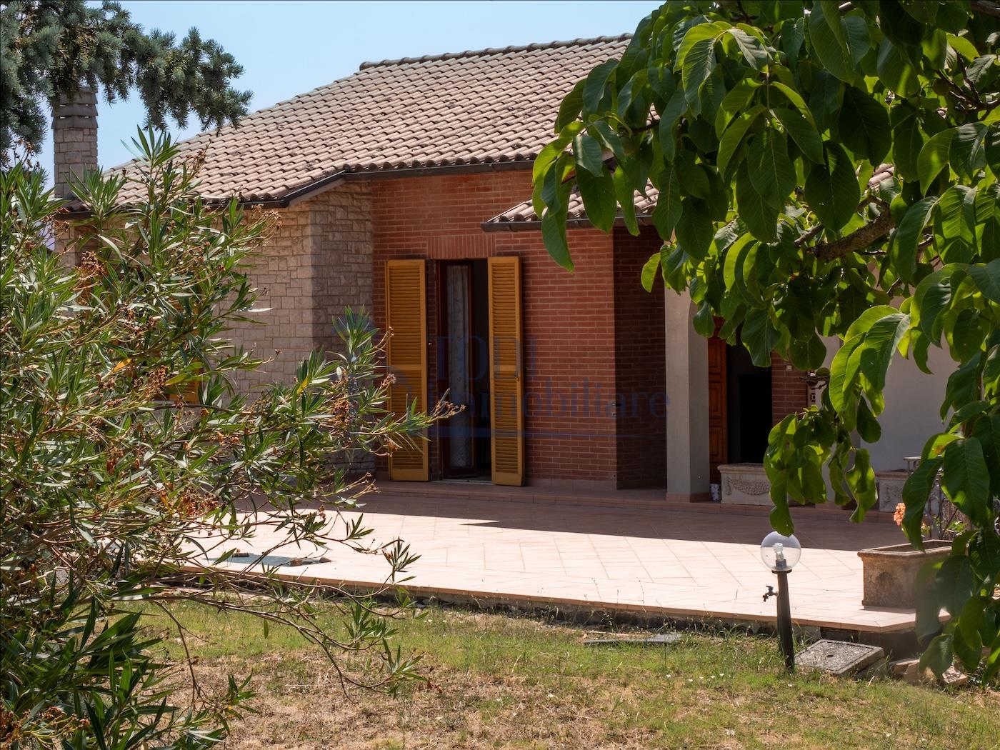Villa singola con terreno privato, appartamento indipendente e dependance. - Todi Immobiliare