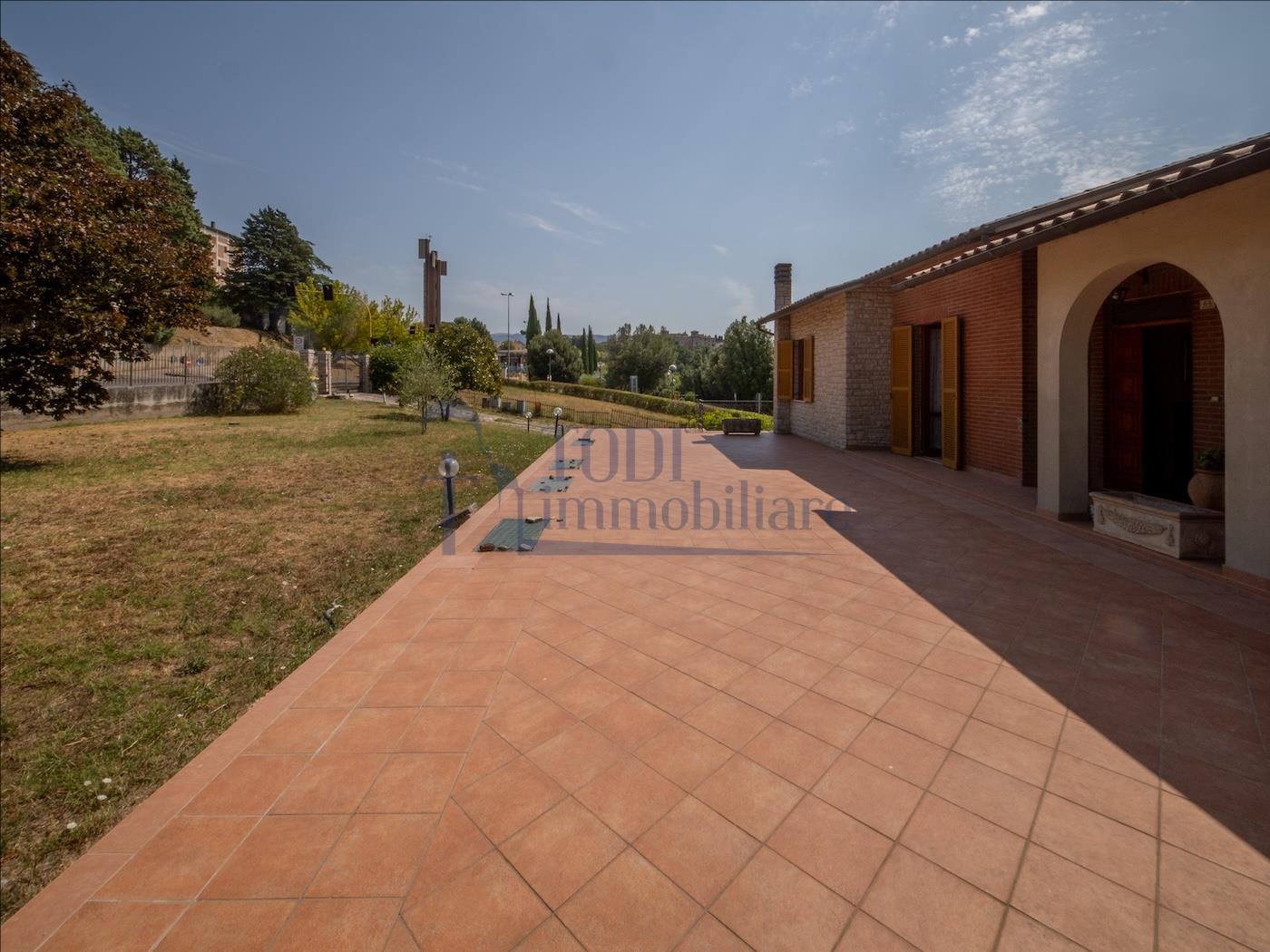 Villa singola con terreno privato, appartamento indipendente e dependance. - Todi Immobiliare