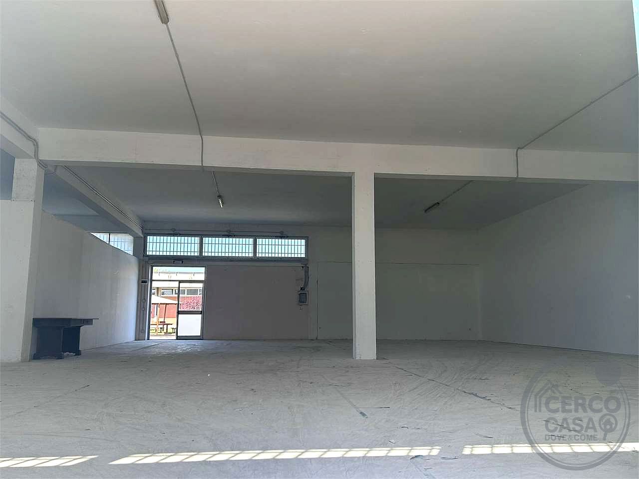 Affittiamo magazzino 400 mq altezza 4,50 m - Magione