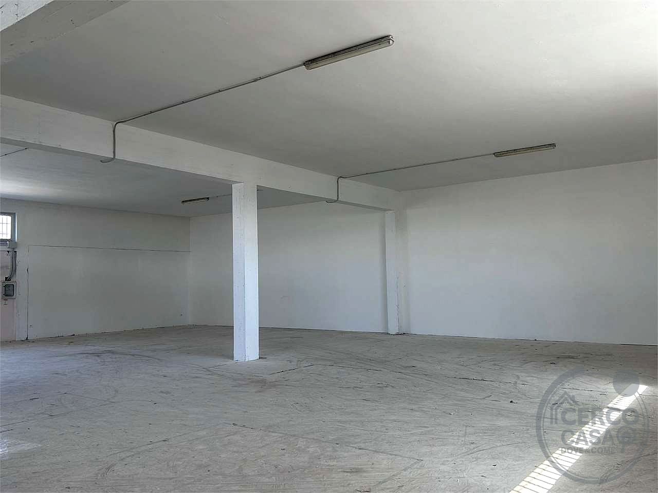 Affittiamo magazzino 400 mq altezza 4,50 m