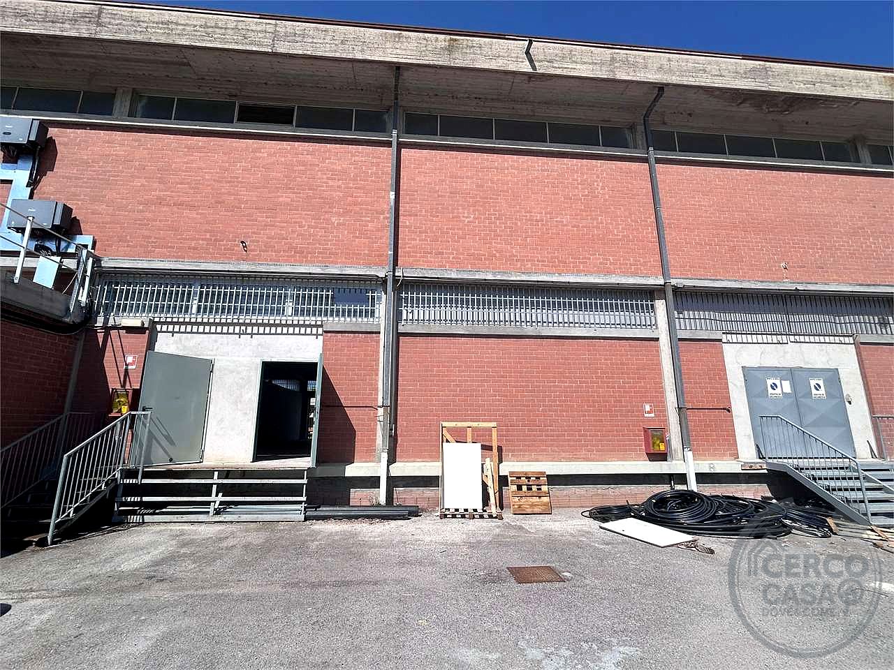 Affittiamo magazzino 400 mq altezza 4,50 m