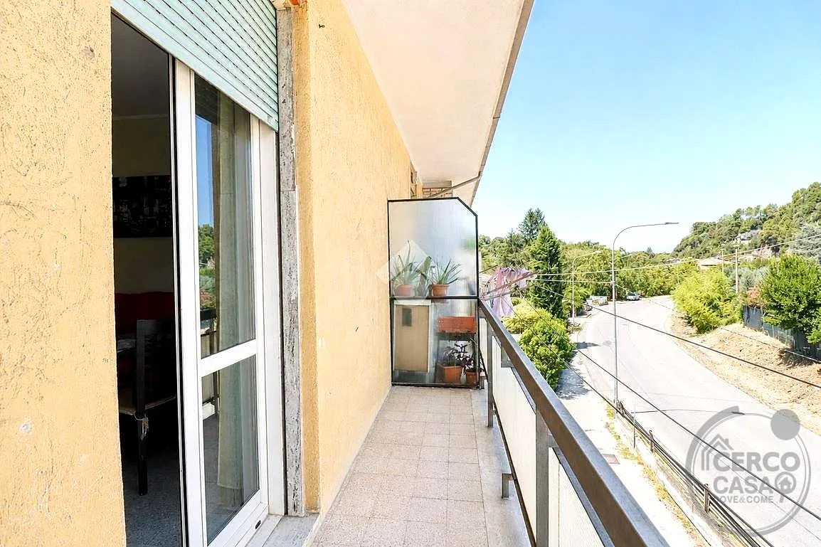TRILOCALE CON GARAGE E CANTINA IN VIA CERVARA TERNI a Terni