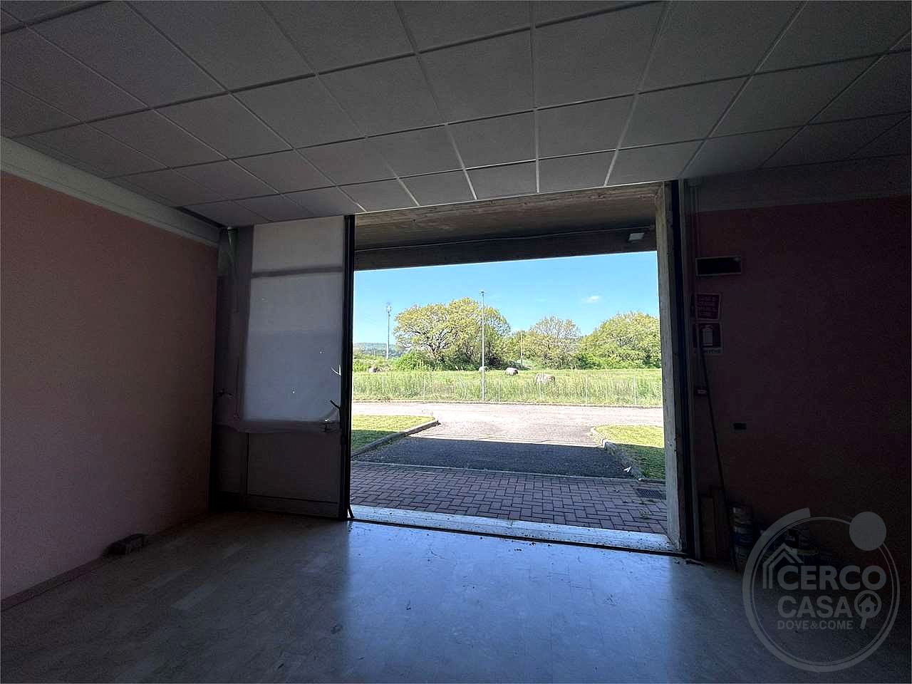 Locale commerciale 700 mq ampi parcheggi