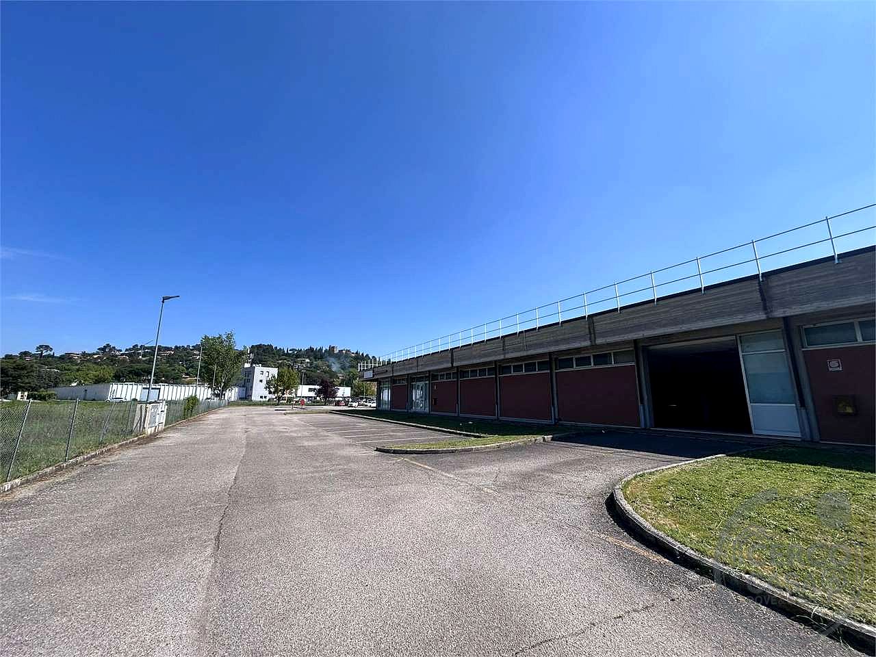 Locale commerciale 700 mq ampi parcheggi