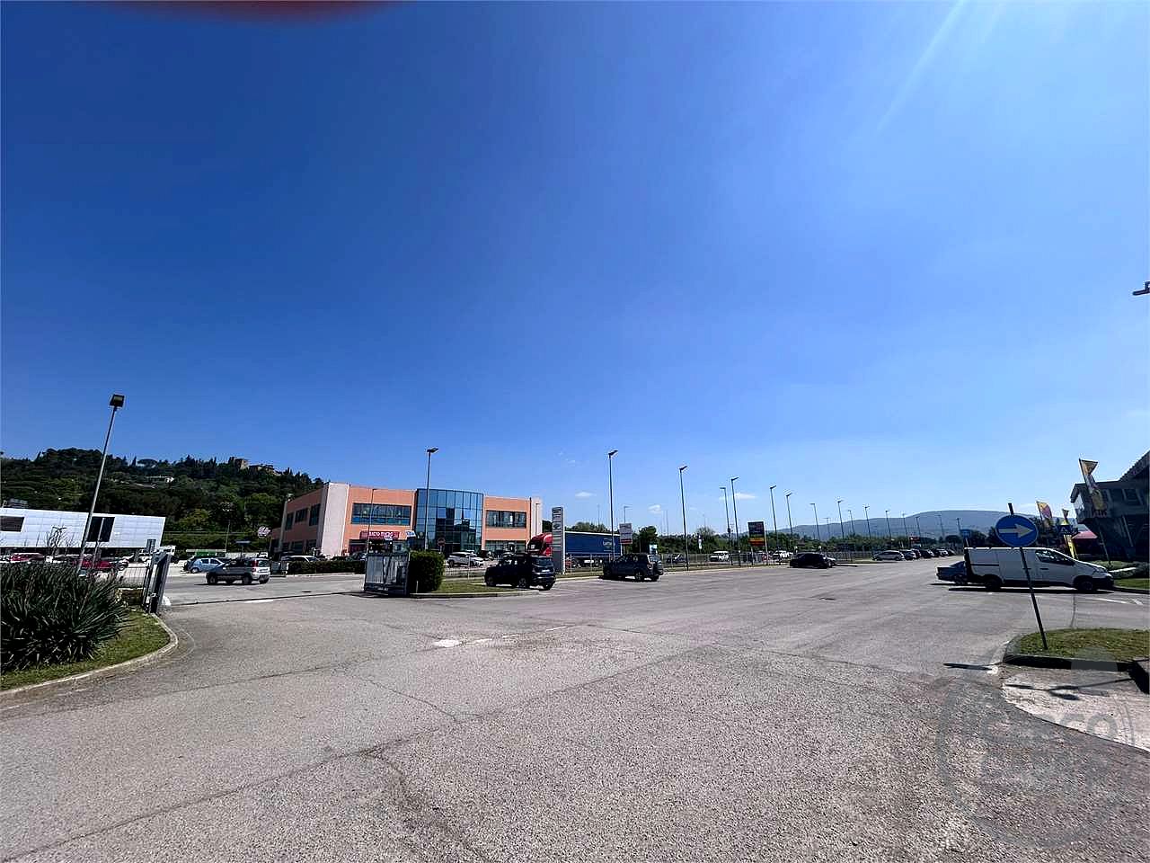 Locale commerciale 700 mq ampi parcheggi
