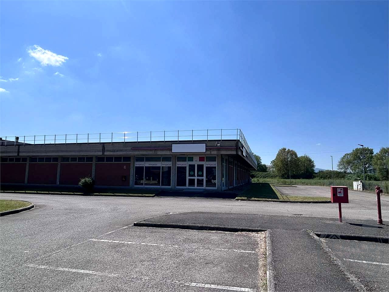 Locale commerciale 700 mq ampi parcheggi