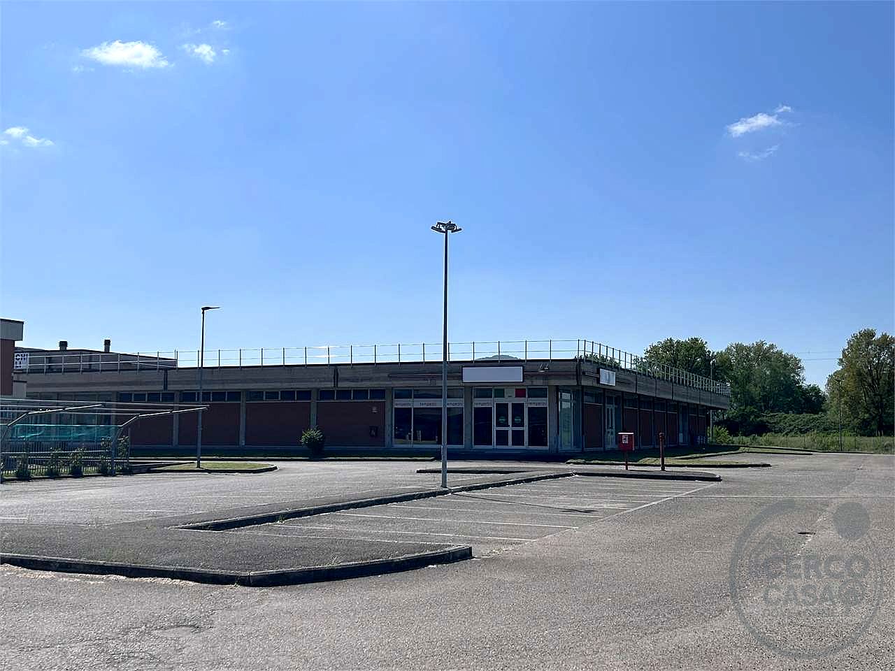 Locale commerciale 700 mq ampi parcheggi