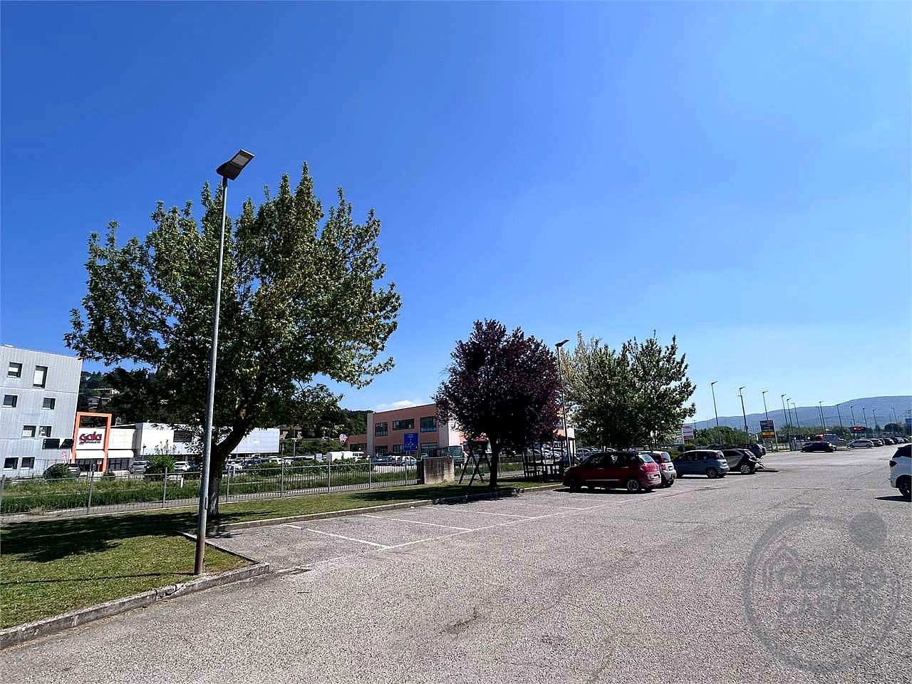 Locale commerciale 700 mq ampi parcheggi