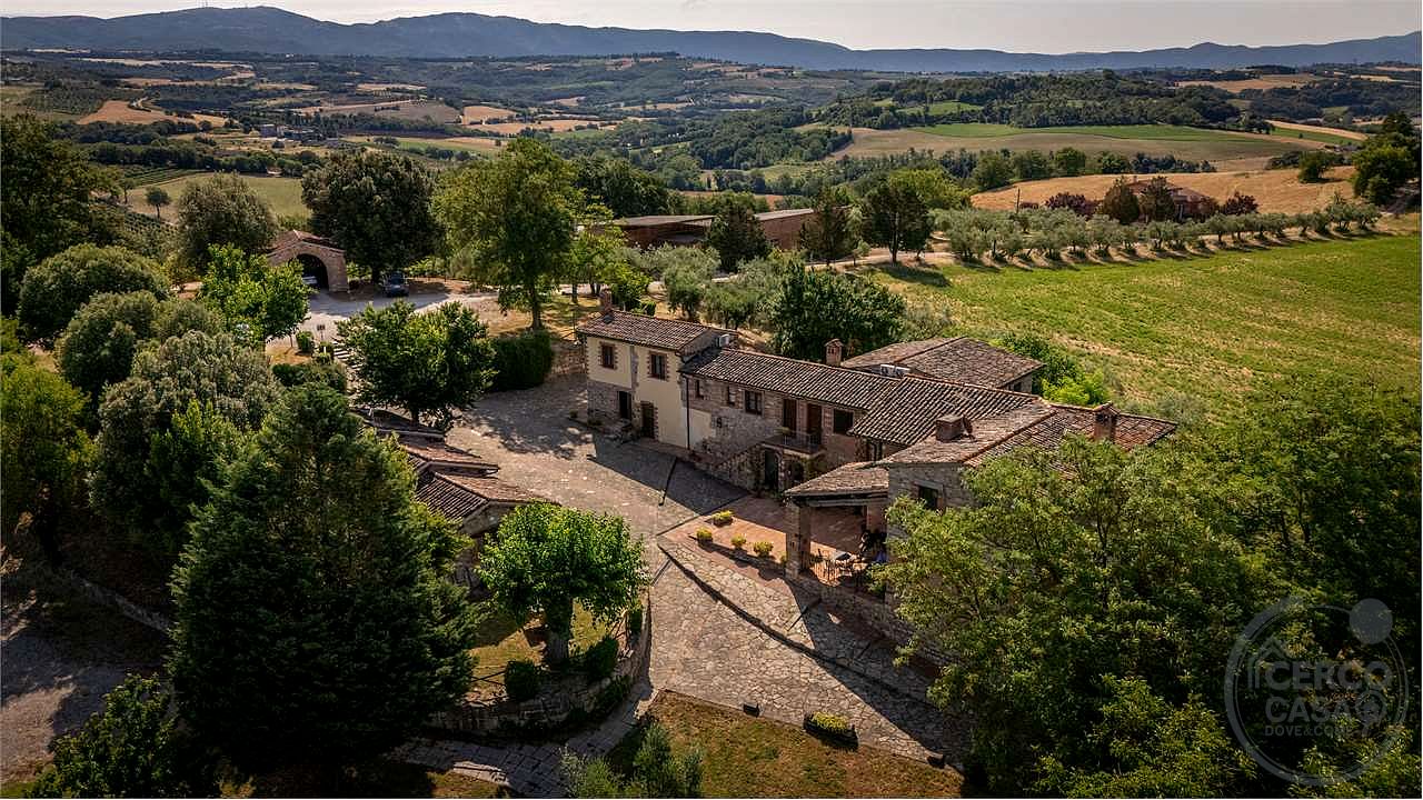 TODI - PRESTIGIOSO CASALE STORICO CON PISCINA