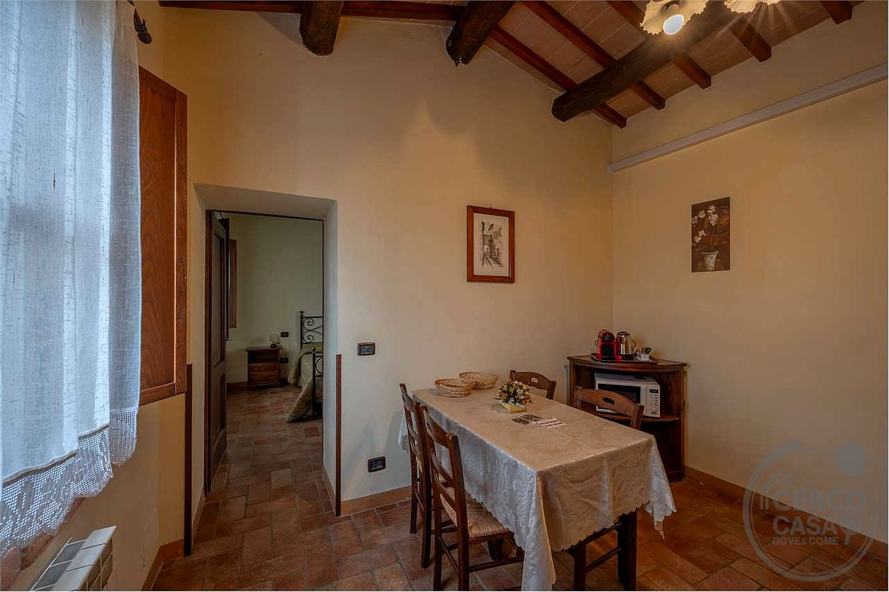TODI - PRESTIGIOSO CASALE STORICO CON PISCINA