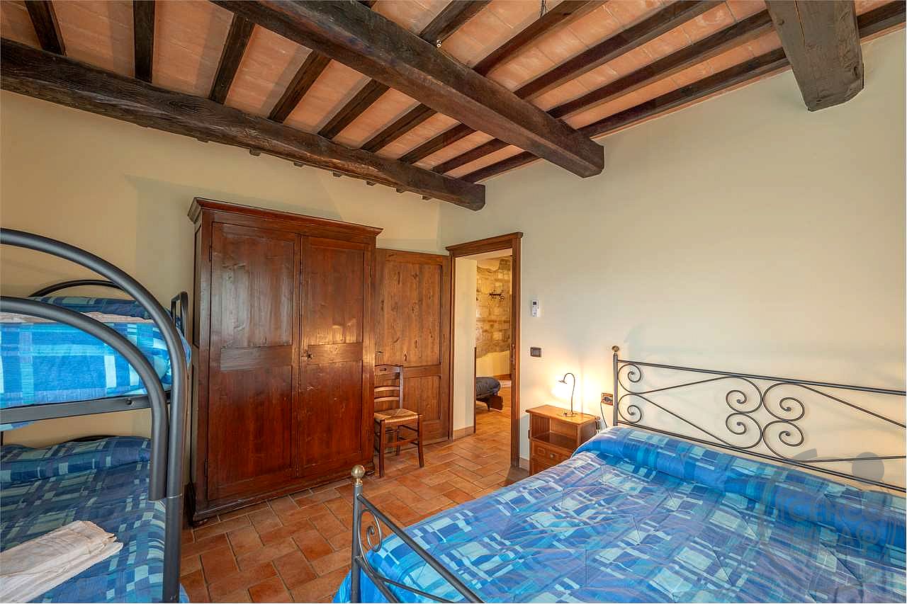 TODI - PRESTIGIOSO CASALE STORICO CON PISCINA