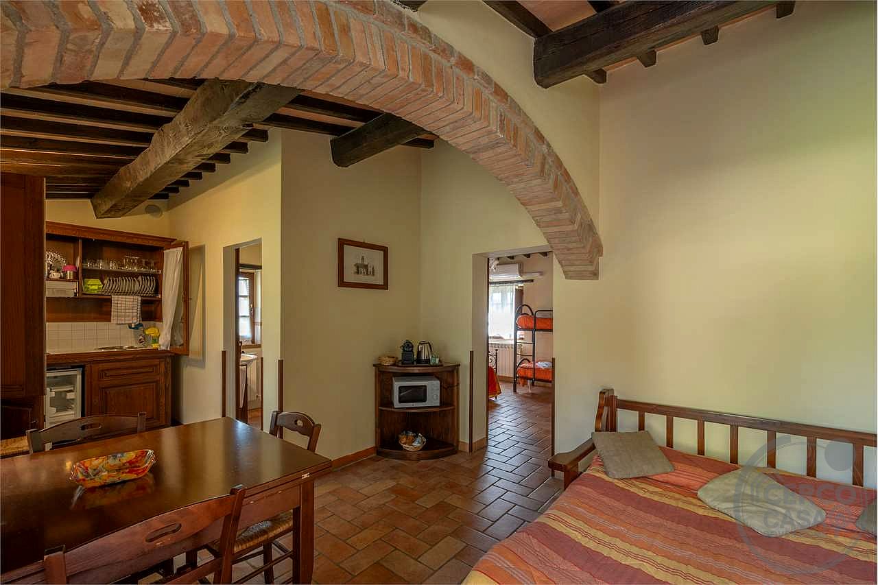 TODI - PRESTIGIOSO CASALE STORICO CON PISCINA